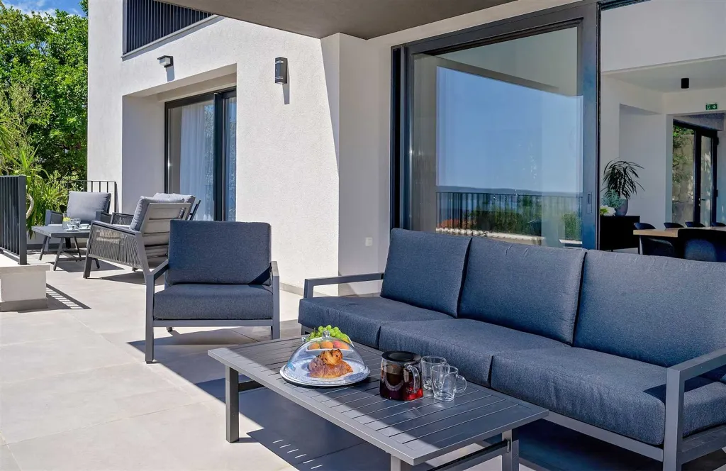 5-Bedroom Villa with Heated Pool in Kaštel Kambelovac