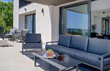 5-Bedroom Villa with Heated Pool in Kaštel Kambelovac