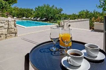 5-Bedroom Villa with Heated Pool in Kaštel Kambelovac