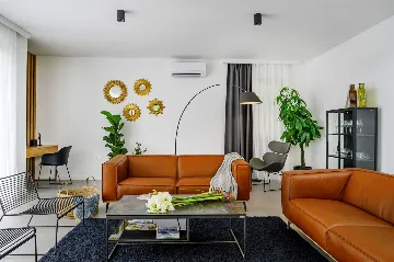 5-Bedroom Villa with Heated Pool in Kaštel Kambelovac