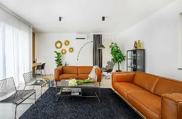 5-Bedroom Villa with Heated Pool in Kaštel Kambelovac