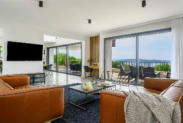 5-Bedroom Villa with Heated Pool in Kaštel Kambelovac