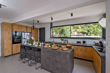 5-Bedroom Villa with Heated Pool in Kaštel Kambelovac