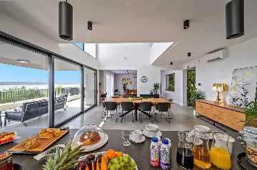 5-Bedroom Villa with Heated Pool in Kaštel Kambelovac