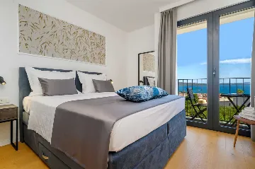 5-Bedroom Villa with Heated Pool in Kaštel Kambelovac