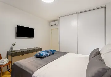 5-Bedroom Villa with Heated Pool in Kaštel Kambelovac