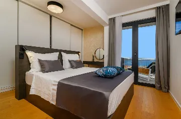 5-Bedroom Villa with Heated Pool in Kaštel Kambelovac