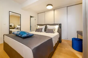 5-Bedroom Villa with Heated Pool in Kaštel Kambelovac