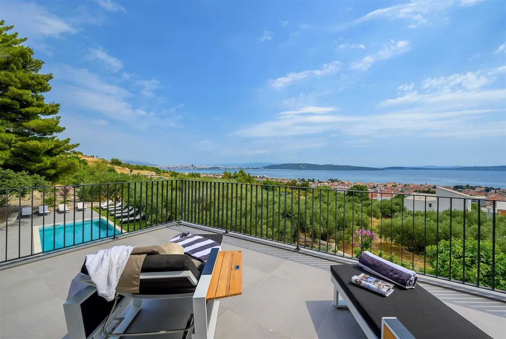 5-Bedroom Villa with Heated Pool in Kaštel Kambelovac
