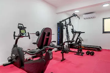 5-Bedroom Villa with Heated Pool in Kaštel Kambelovac