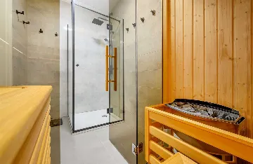 5-Bedroom Villa with Heated Pool in Kaštel Kambelovac