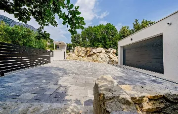 5-Bedroom Villa with Heated Pool in Kaštel Kambelovac