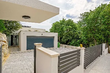 5-Bedroom Villa with Heated Pool in Kaštel Kambelovac