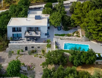 5-Bedroom Villa with Heated Pool in Kaštel Kambelovac