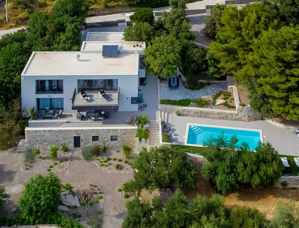 5-Bedroom Villa with Heated Pool in Kaštel Kambelovac