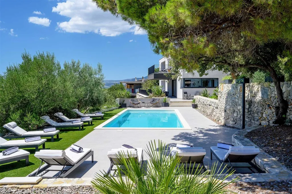 5-Bedroom Villa with Heated Pool in Kaštel Kambelovac
