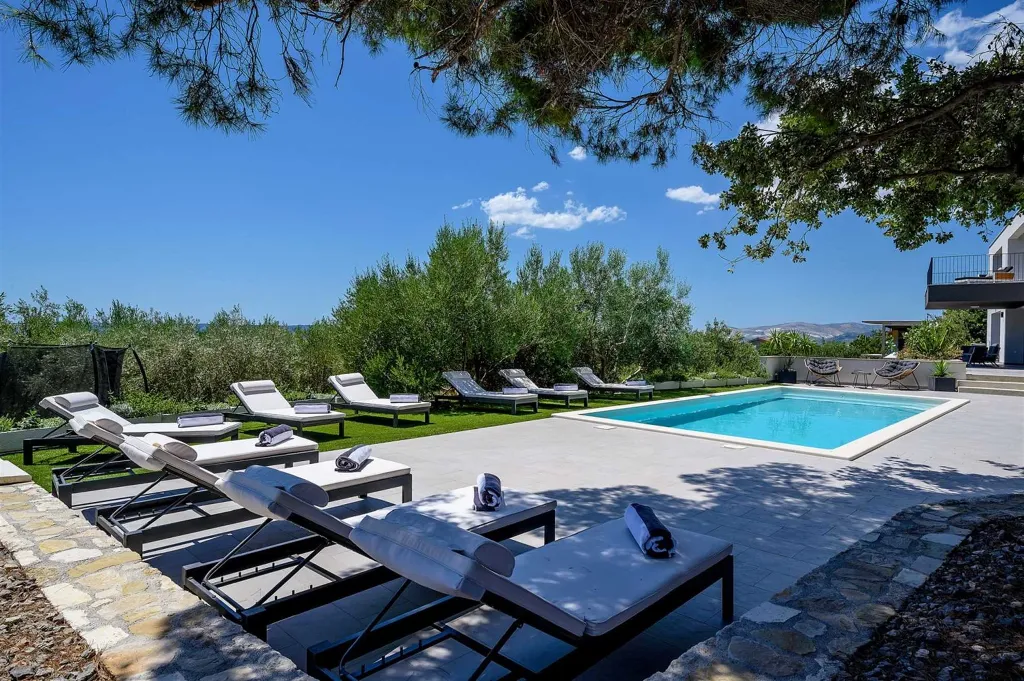 5-Bedroom Villa with Heated Pool in Kaštel Kambelovac