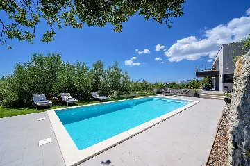 5-Bedroom Villa with Heated Pool in Kaštel Kambelovac
