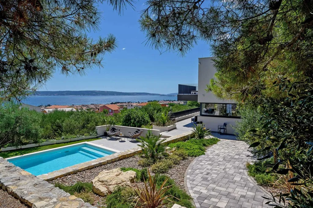 5-Bedroom Villa with Heated Pool in Kaštel Kambelovac