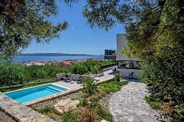 5-Bedroom Villa with Heated Pool in Kaštel Kambelovac