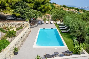 5-Bedroom Villa with Heated Pool in Kaštel Kambelovac