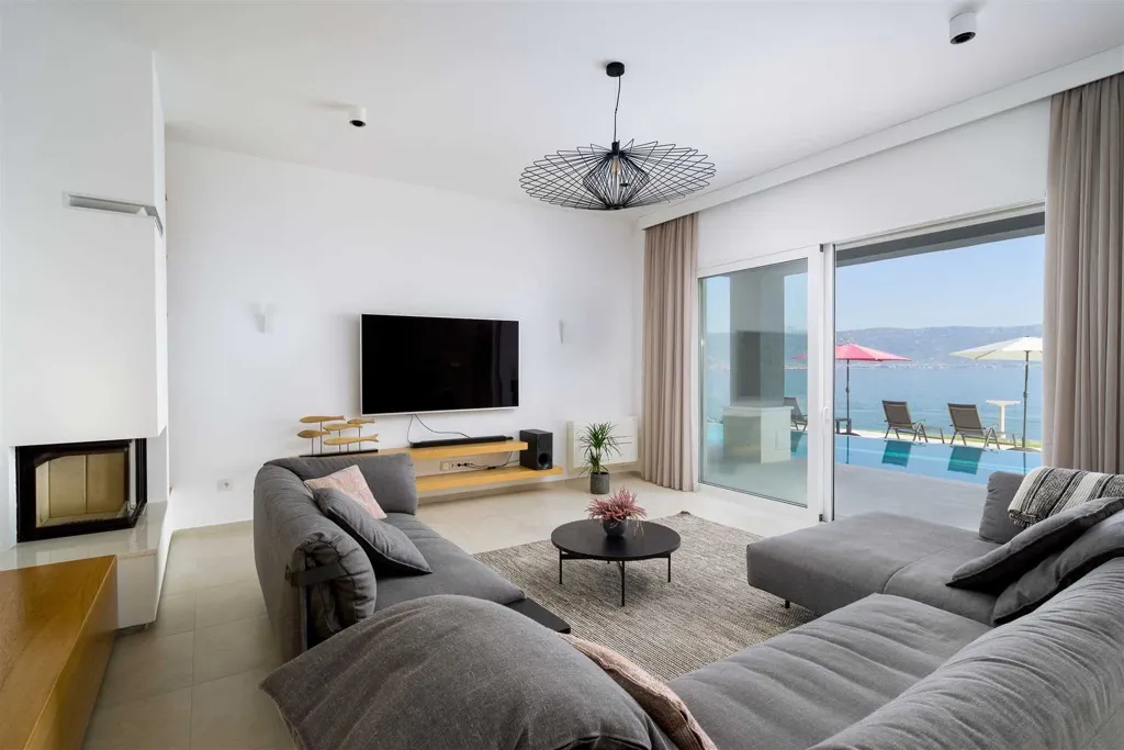 Modern Heated-Pool Villa in Čiovo (Slatine)