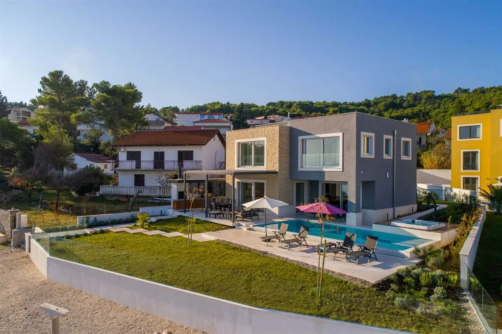 Modern Heated-Pool Villa in Čiovo (Slatine)