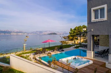 Modern Heated-Pool Villa in Čiovo (Slatine)