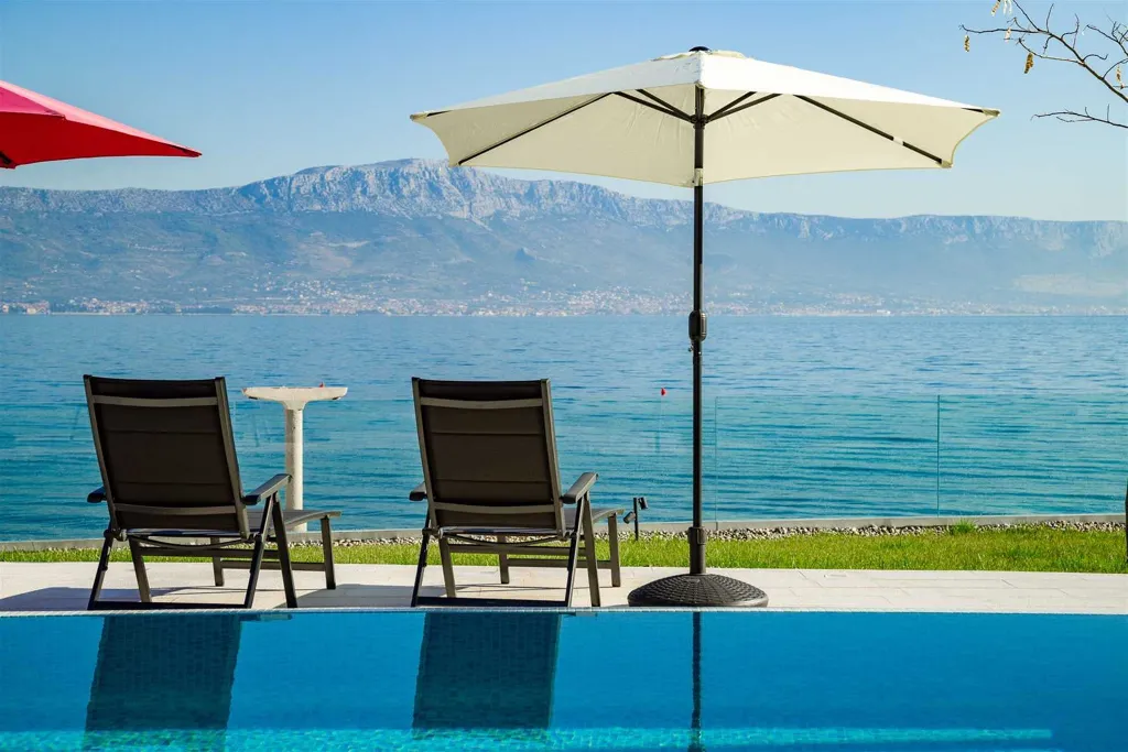 Modern Heated-Pool Villa in Čiovo (Slatine)