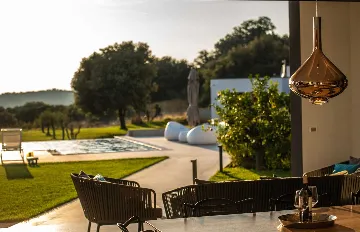 Villa with Heated Pool & Jacuzzi in Pula