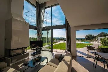 Villa with Heated Pool & Jacuzzi in Pula