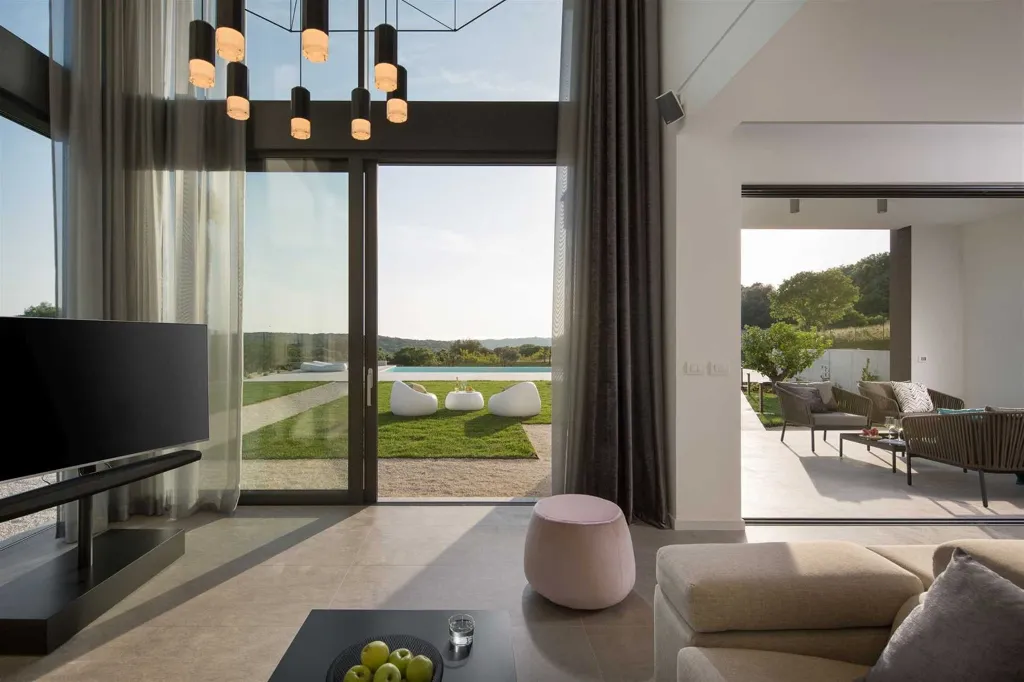 Villa with Heated Pool & Jacuzzi in Pula