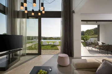 Villa with Heated Pool & Jacuzzi in Pula