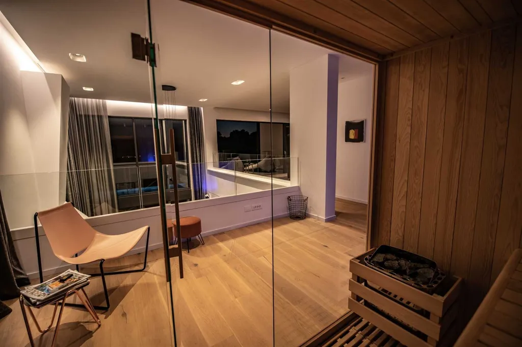 Villa with Heated Pool & Jacuzzi in Pula