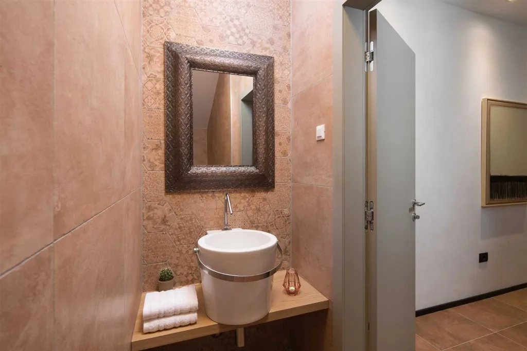 Villa with Heated Pool & Jacuzzi in Pula