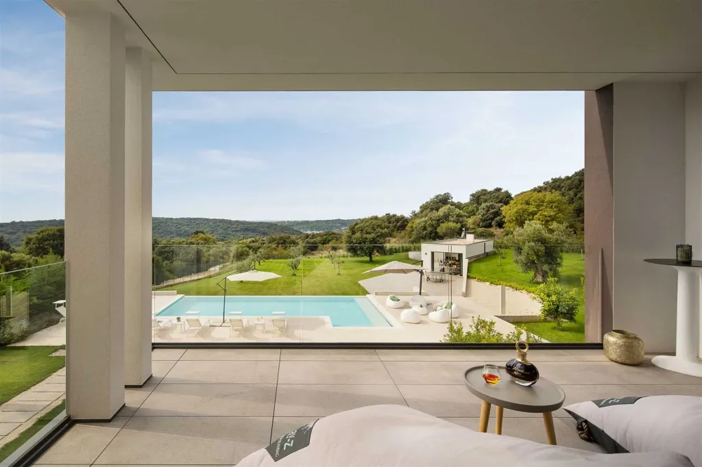 Villa with Heated Pool & Jacuzzi in Pula