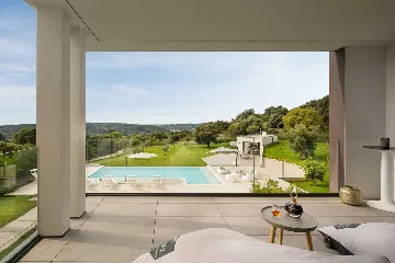 Villa with Heated Pool & Jacuzzi in Pula