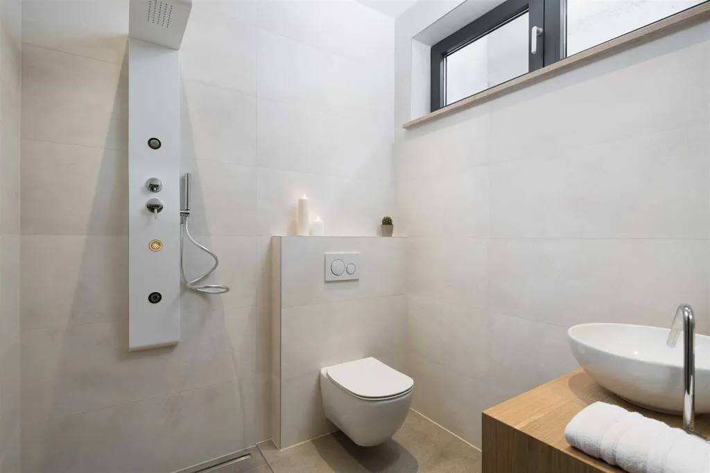 Villa with Heated Pool & Jacuzzi in Pula