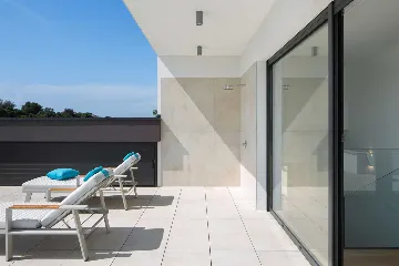 Villa with Heated Pool & Jacuzzi in Pula