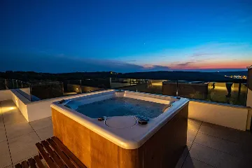 Villa with Heated Pool & Jacuzzi in Pula