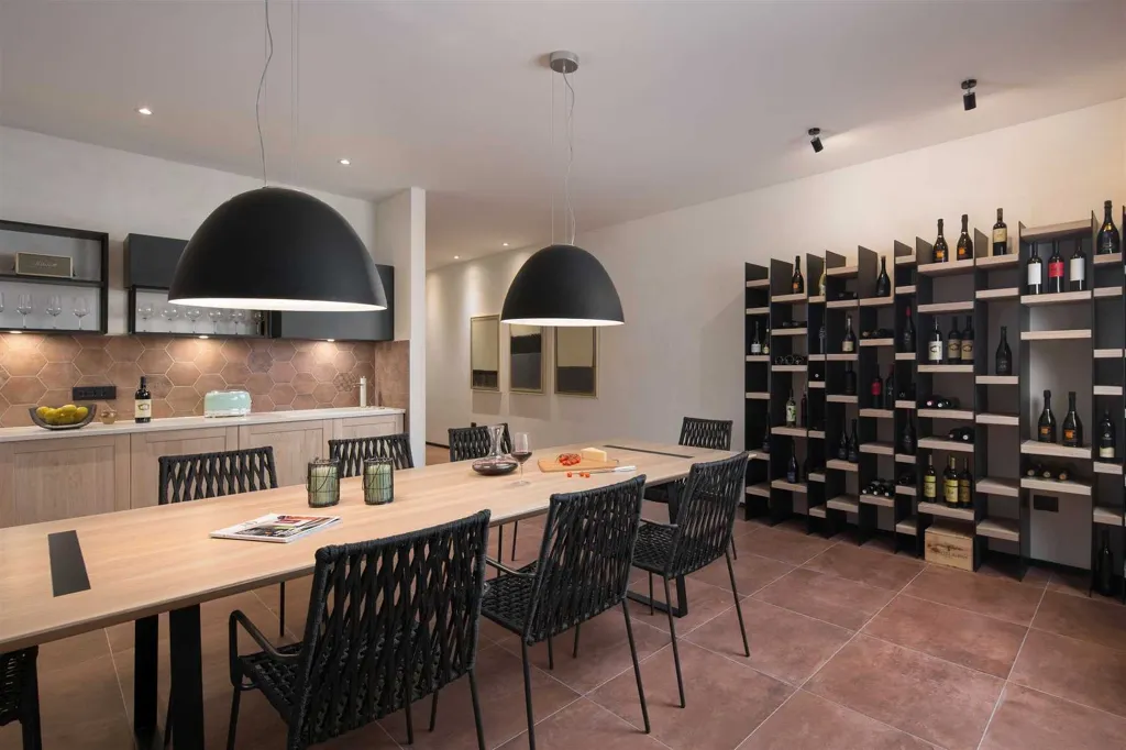Villa with Heated Pool & Jacuzzi in Pula