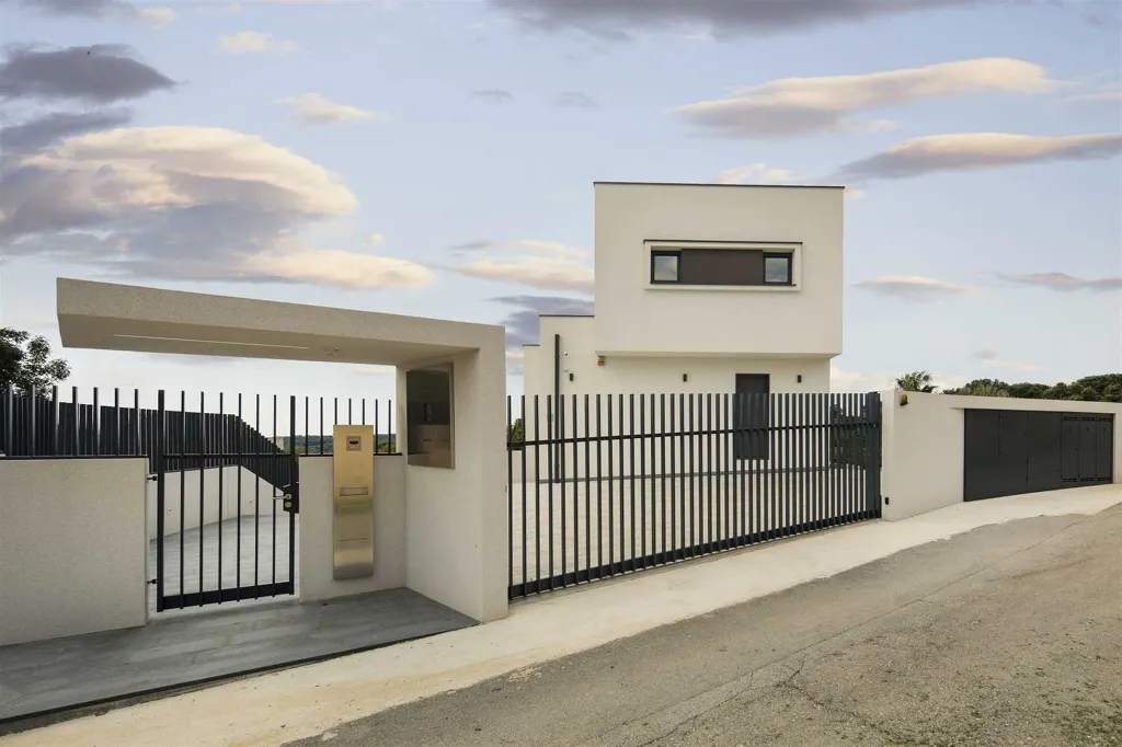 Villa with Heated Pool & Jacuzzi in Pula