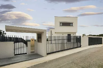 Villa with Heated Pool & Jacuzzi in Pula