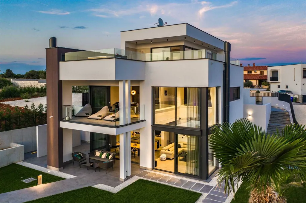 Villa with Heated Pool & Jacuzzi in Pula