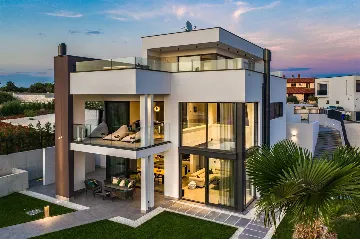 Villa with Heated Pool & Jacuzzi in Pula