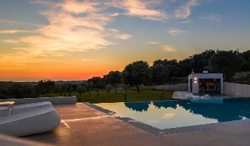 Villa with Heated Pool & Jacuzzi in Pula