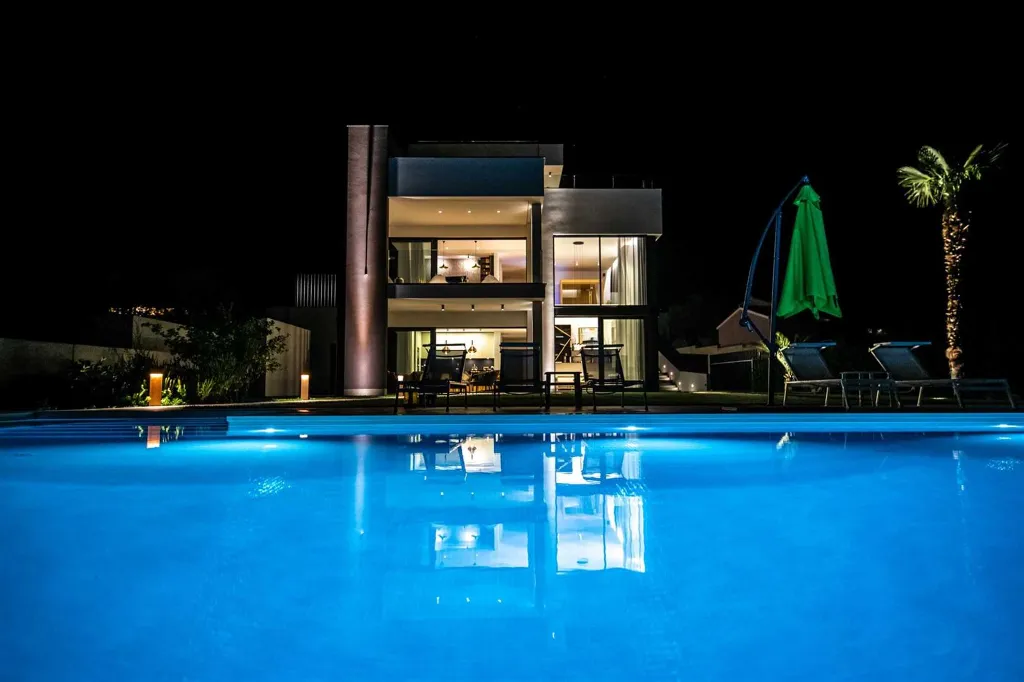 Villa with Heated Pool & Jacuzzi in Pula