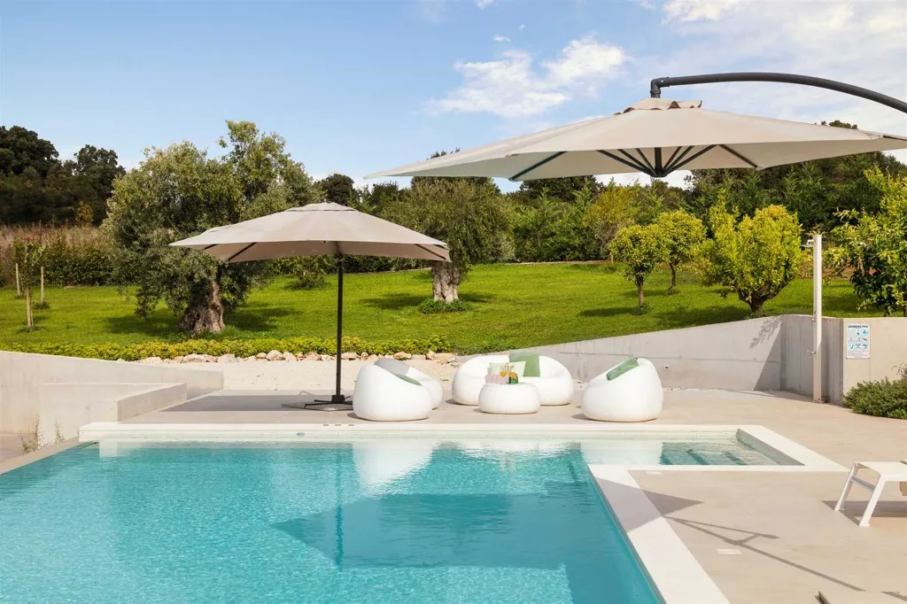 Villa with Heated Pool & Jacuzzi in Pula
