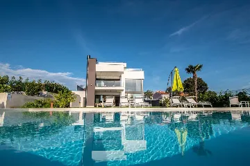 Villa with Heated Pool & Jacuzzi in Pula