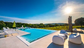 Villa with Heated Pool & Jacuzzi in Pula